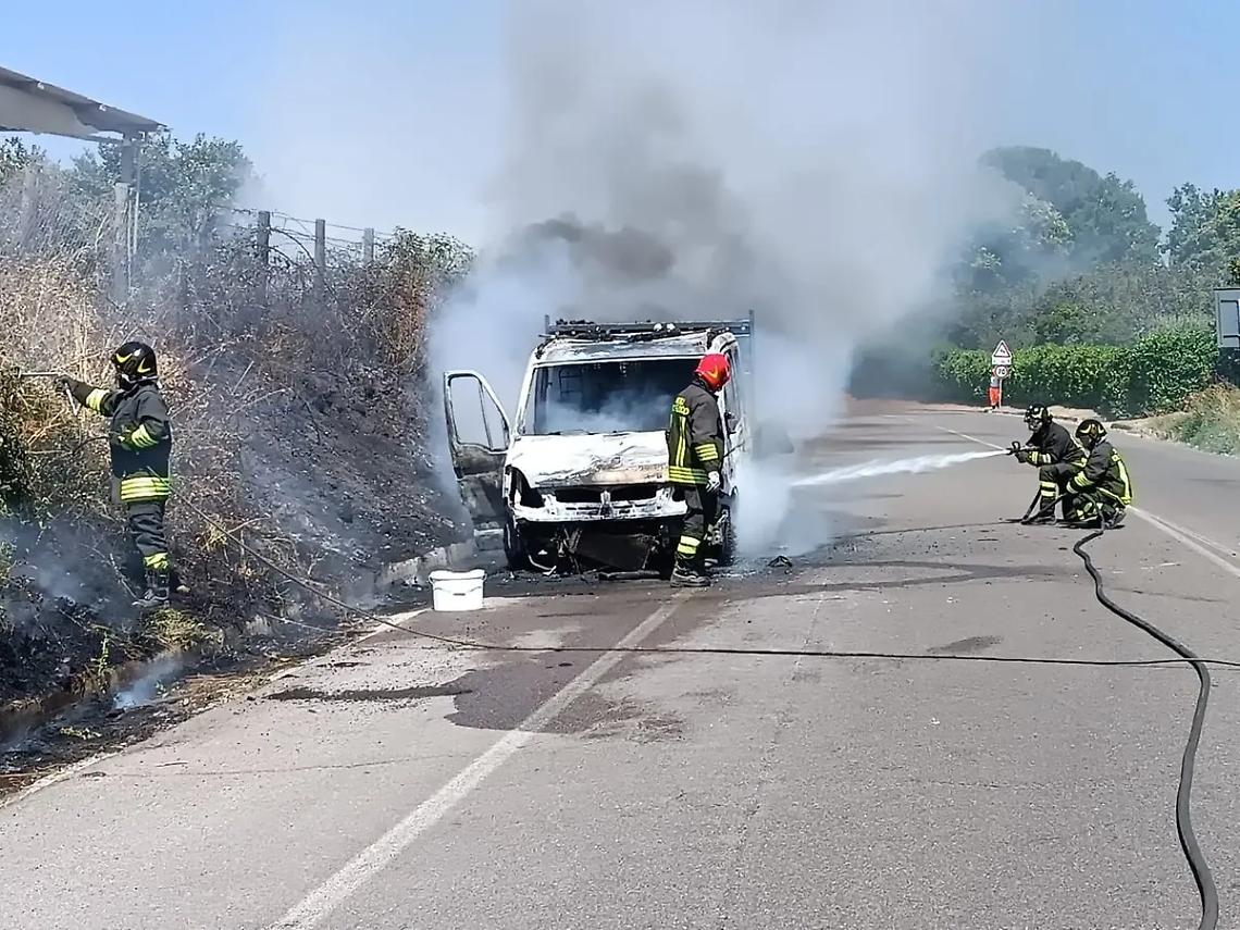 Autocarro in fiamme nel Viterbese: l&rsquo;incendio si estende alle sterpaglie