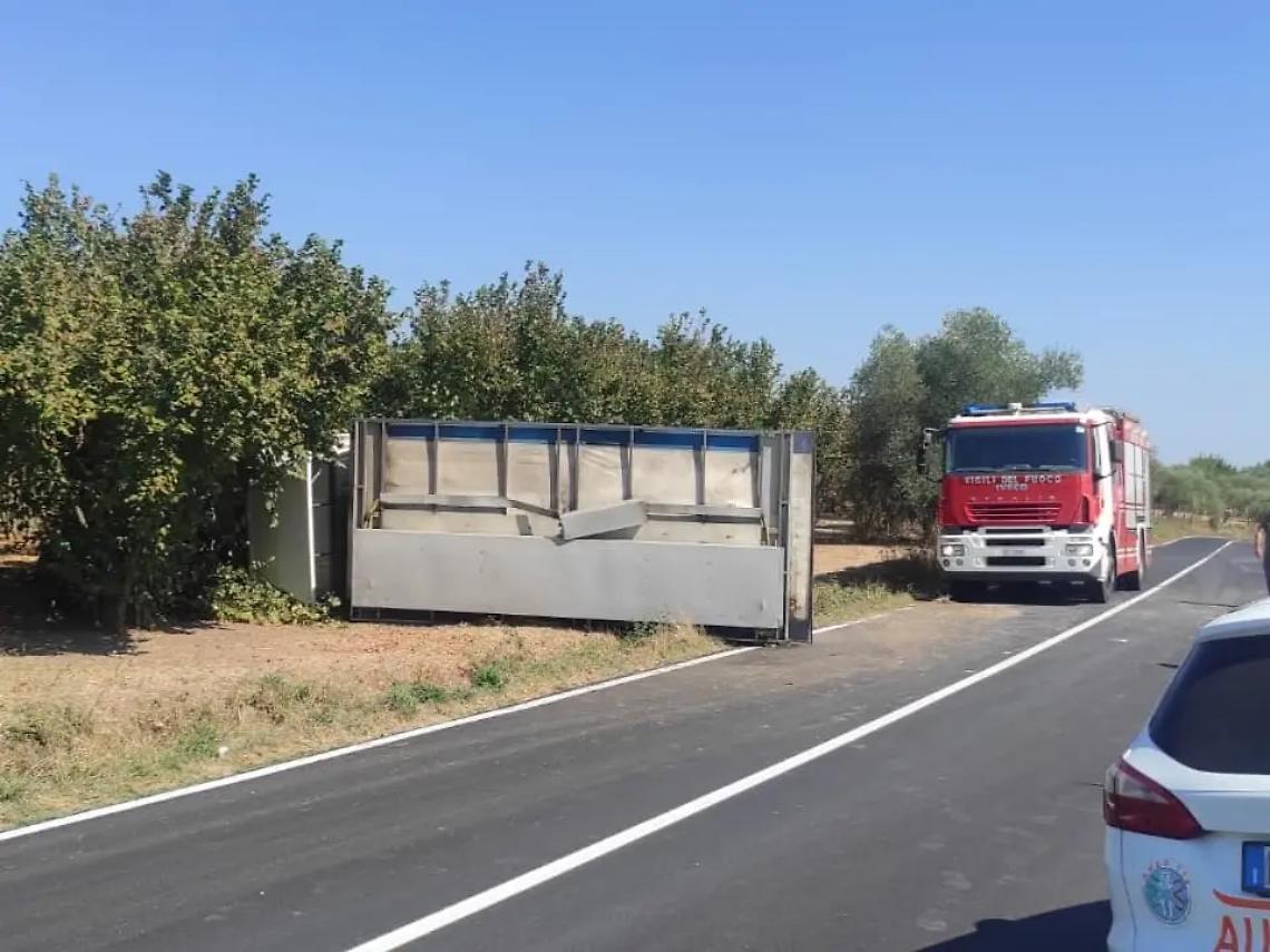 Nel Viterbese camion carico di frutta finisce su un fianco