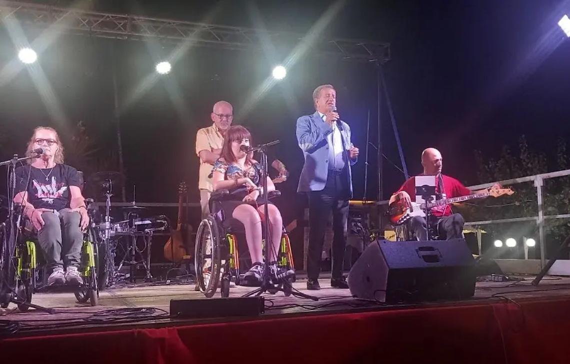 Applausi per la band &ldquo;Ladri di carrozzelle&rdquo;