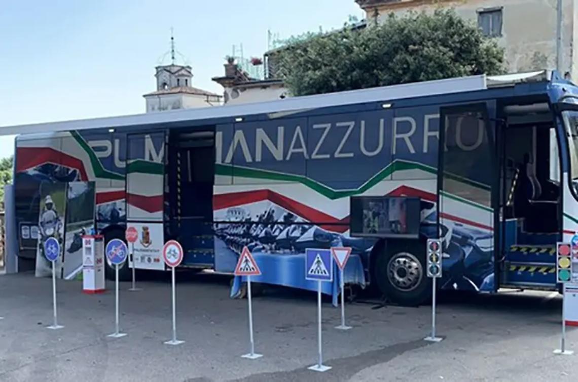 Pullman azzurro e Lamborghini della Polizia di Stato a Tarquinia Lido
