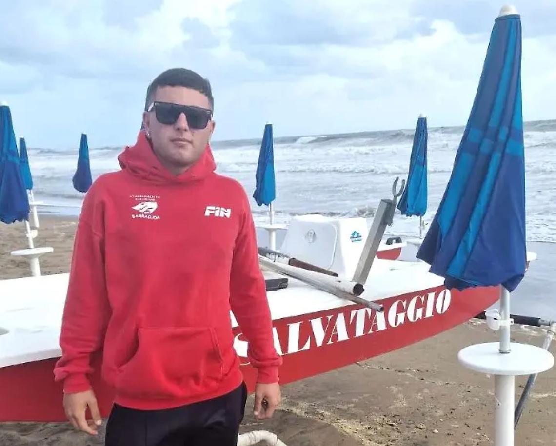 Bagnini eroi salvano prete che rischia di annegare