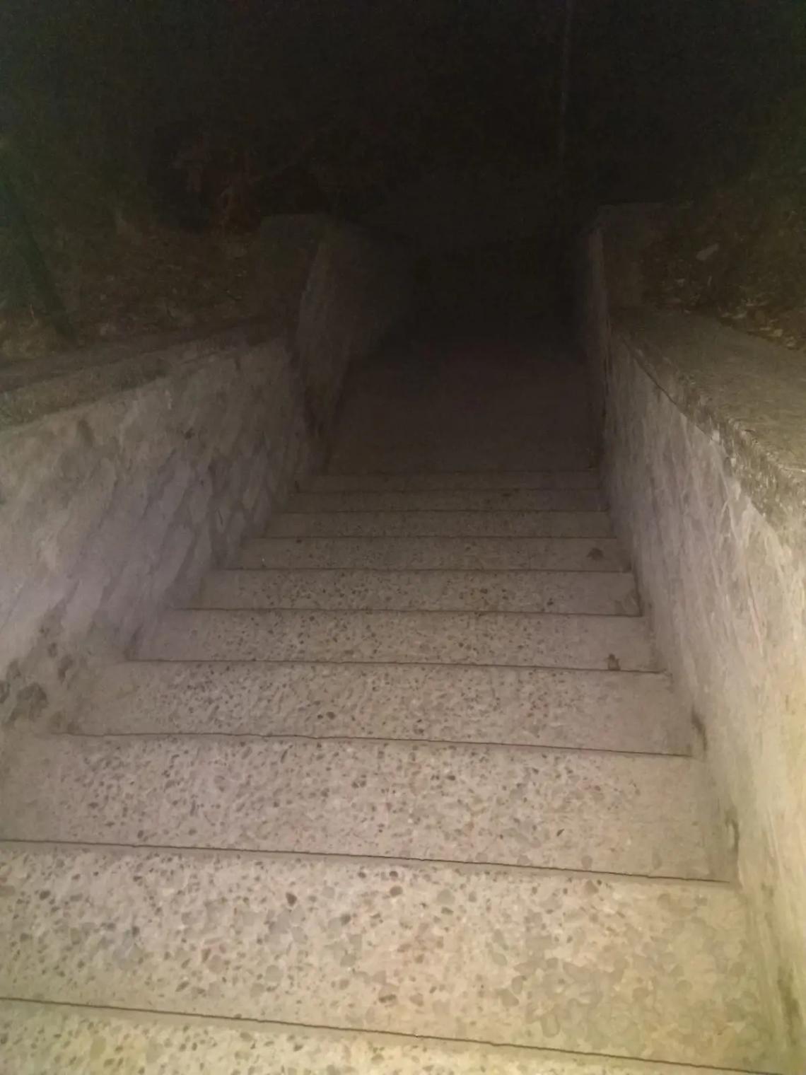 &laquo;Di notte gli scalini di accesso al ponte di Civita di Bagnoregio al buio&raquo;