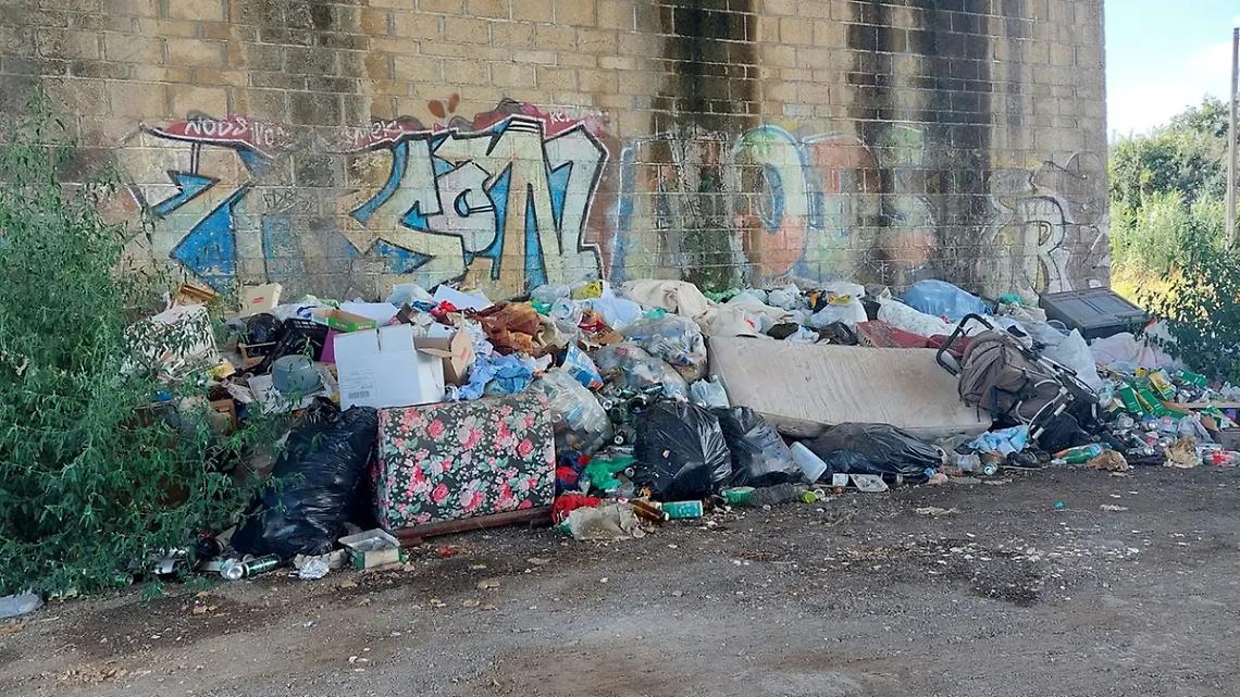 Scuola con vista su discarica