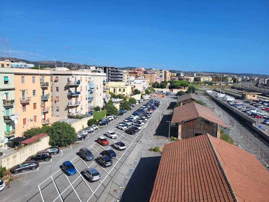 Area Feltrinelli riaperta in parte come parcheggio lunga sosta