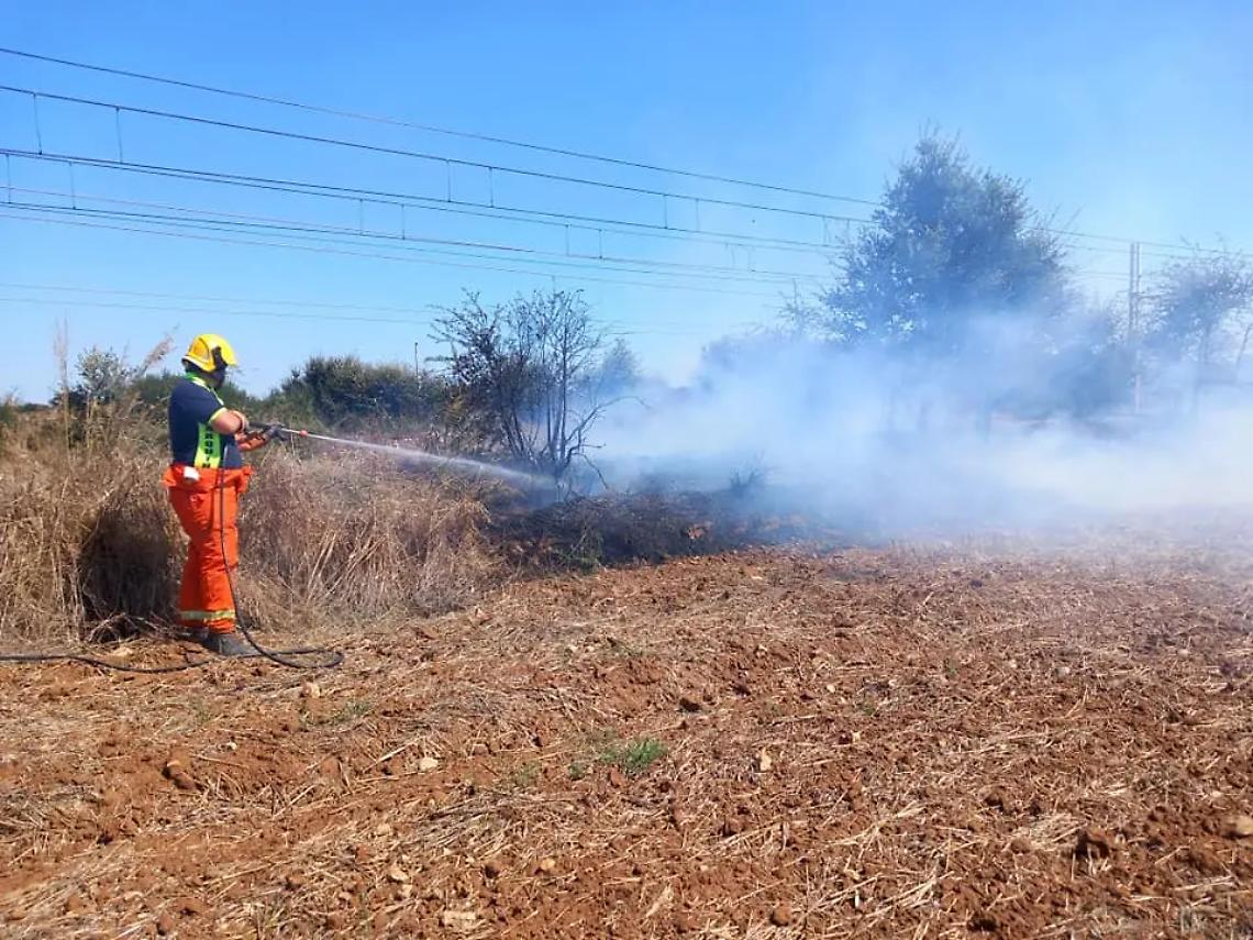 Vasto incendio lungo la ferrovia: intervento dei volontari Aeopc