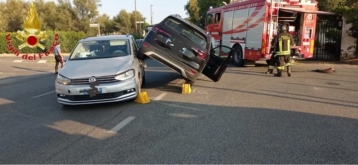 Scontro tra auto sull&rsquo;Aurelia a Santa Marinella: intervento dei vigili del fuoco