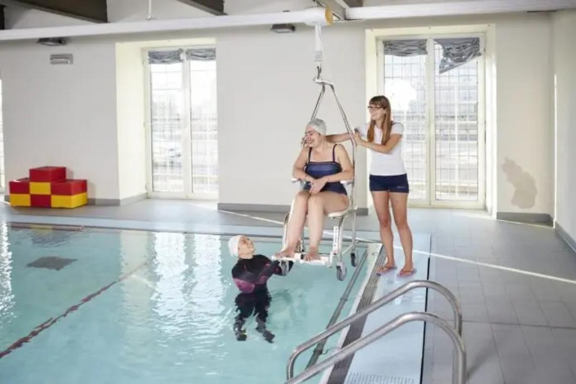 Sclerosi multipla, un progetto per salvare la piscina riabilitativa Aism Liguria