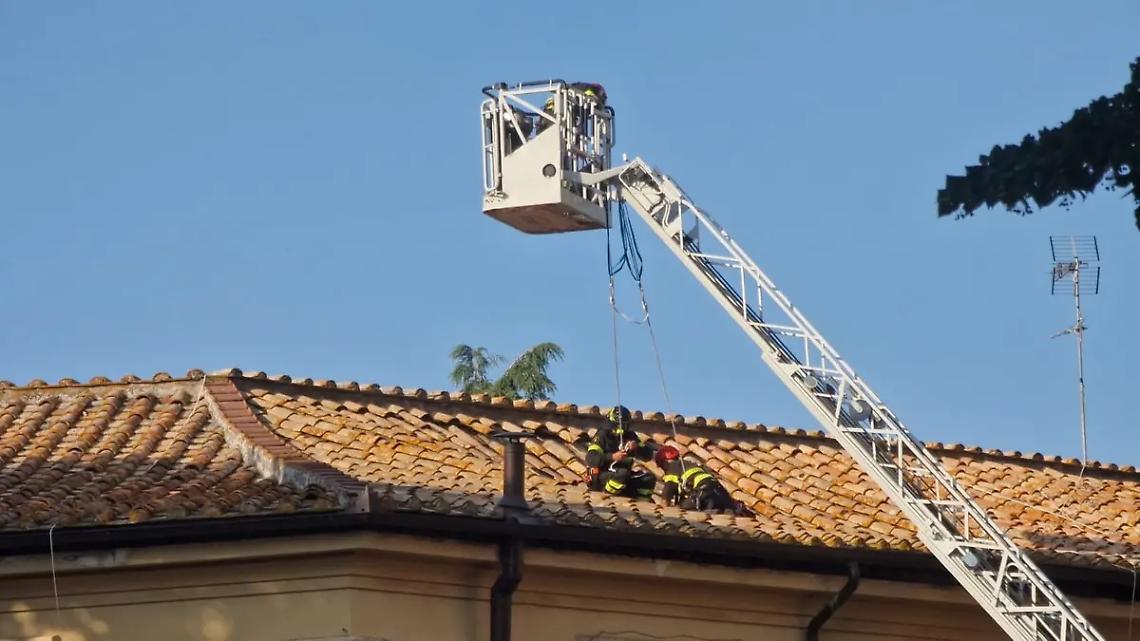 Viterbo: avvallamento sul tetto, palazzina dichiarata inagibile