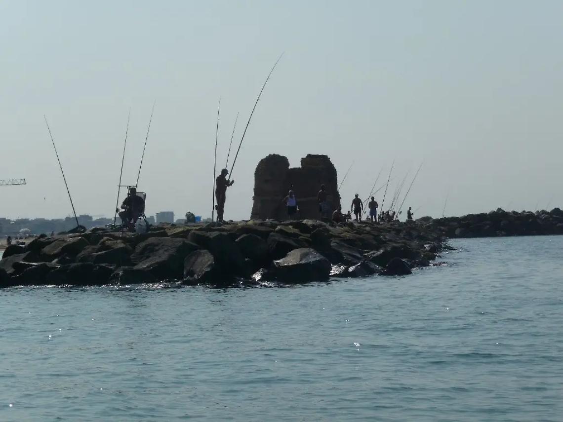 Pesca tra i bagnanti, nuovo blitz della Capitaneria di porto