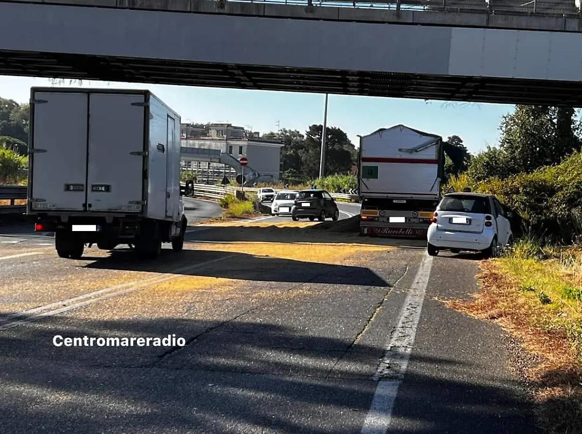 Incidente tra due tir: carico di grano si riversa sulla carreggiata