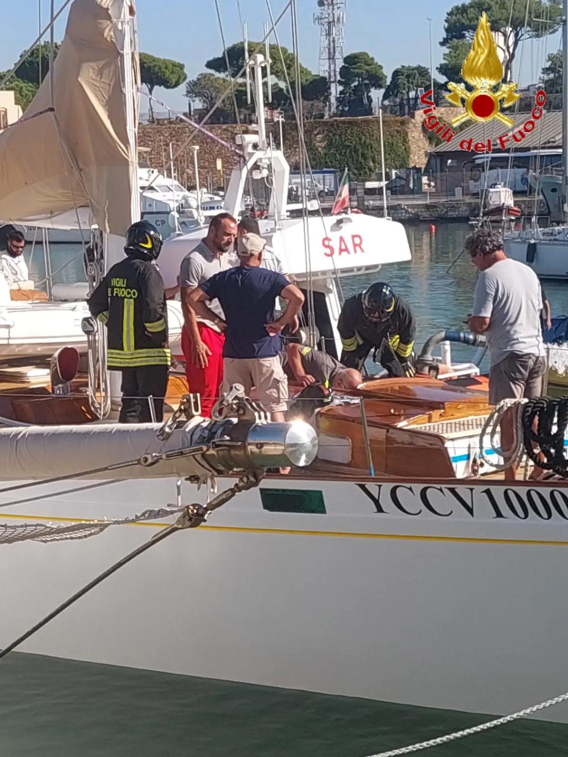 Natante in fiamme alla darsena romana