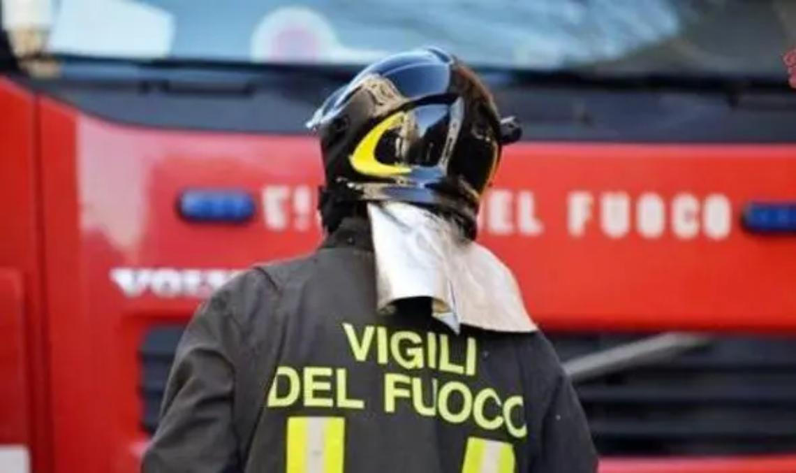 Tarquinia, motore di un&rsquo;auto in fiamme
