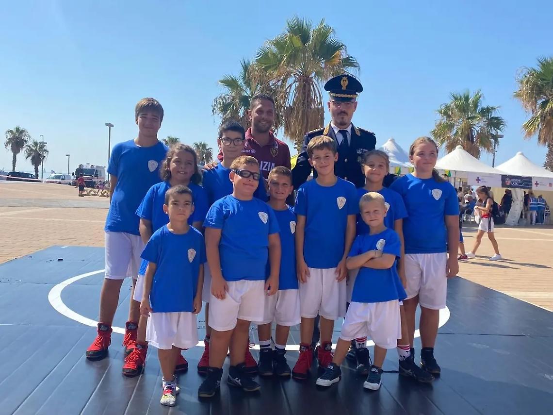 A Piazza della Vita la squadra di lotta libera del settore giovanile Fiamme Oro della Polizia di stato