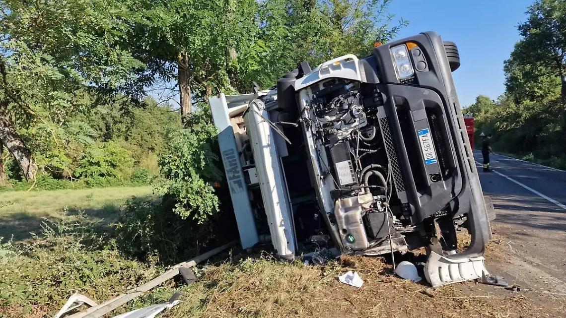 Viterbo: camion dei rifiuti si ribalta, grave il conducente