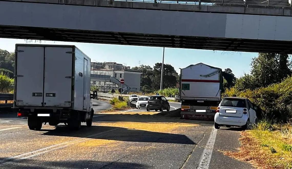 Tir si scontrano: carico di grano in strada