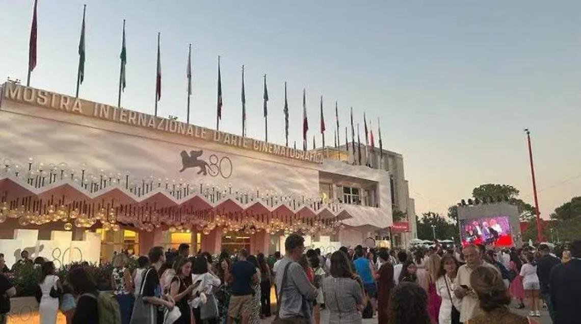 Fiumicino, le sue vie, i suoi palazzi e il suo mare protagonisti alla Mostra del Cinema di Venezia