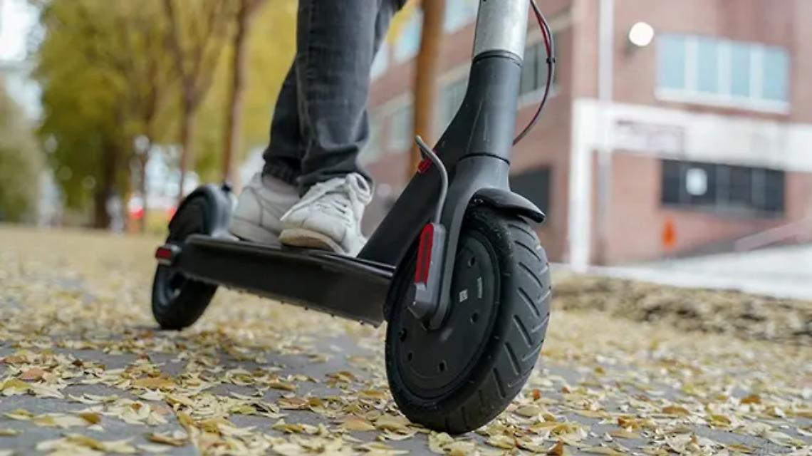 Investita da un monopattino mentre attraversa la strada