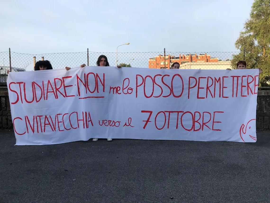 Rete studenti medi fuori il Guglielmotti contro il caro libro