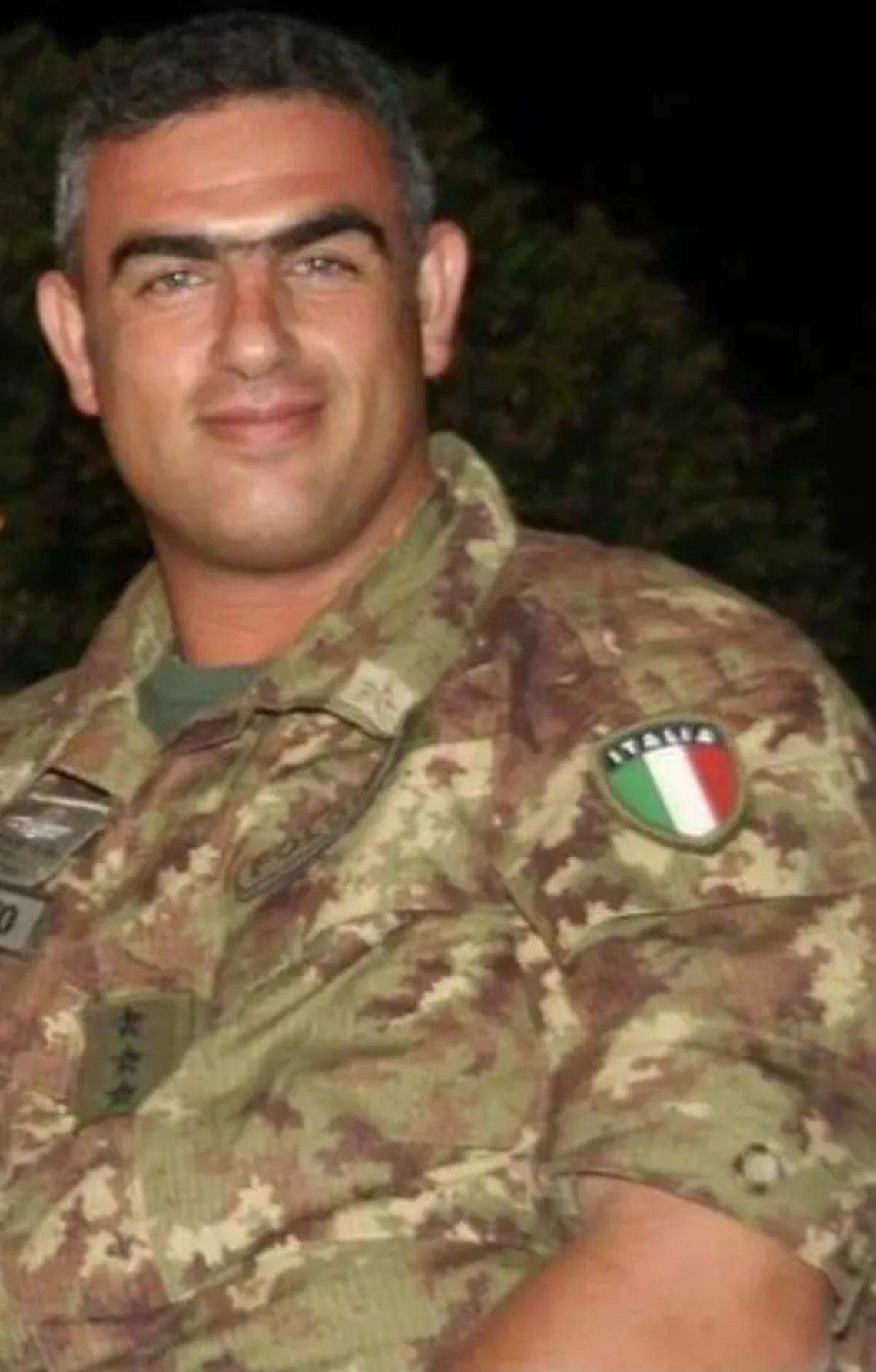 Paracadutisti in piazza della Repubblica per onorare Fabio Taranta