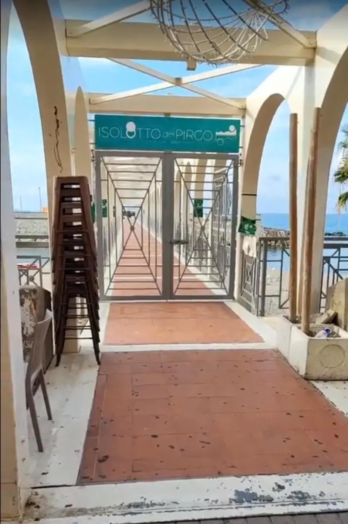 Pirgo, ancora chiuso il cancello dell&rsquo;isolotto