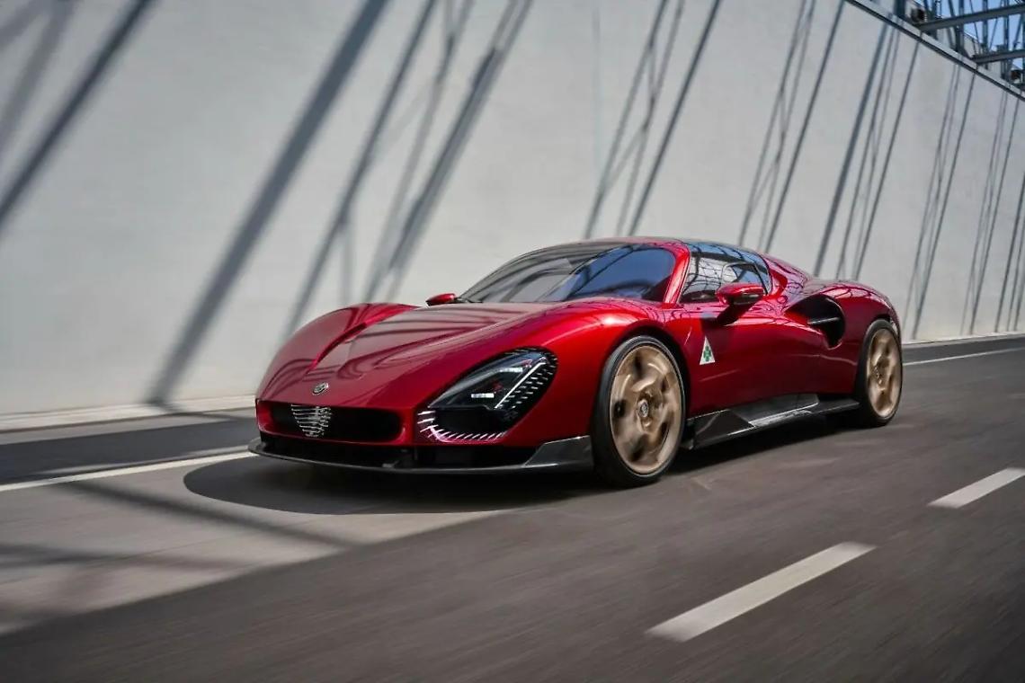 Torna l'Alfa Romeo 33 Stradale, un capolavoro a quattro ruote
