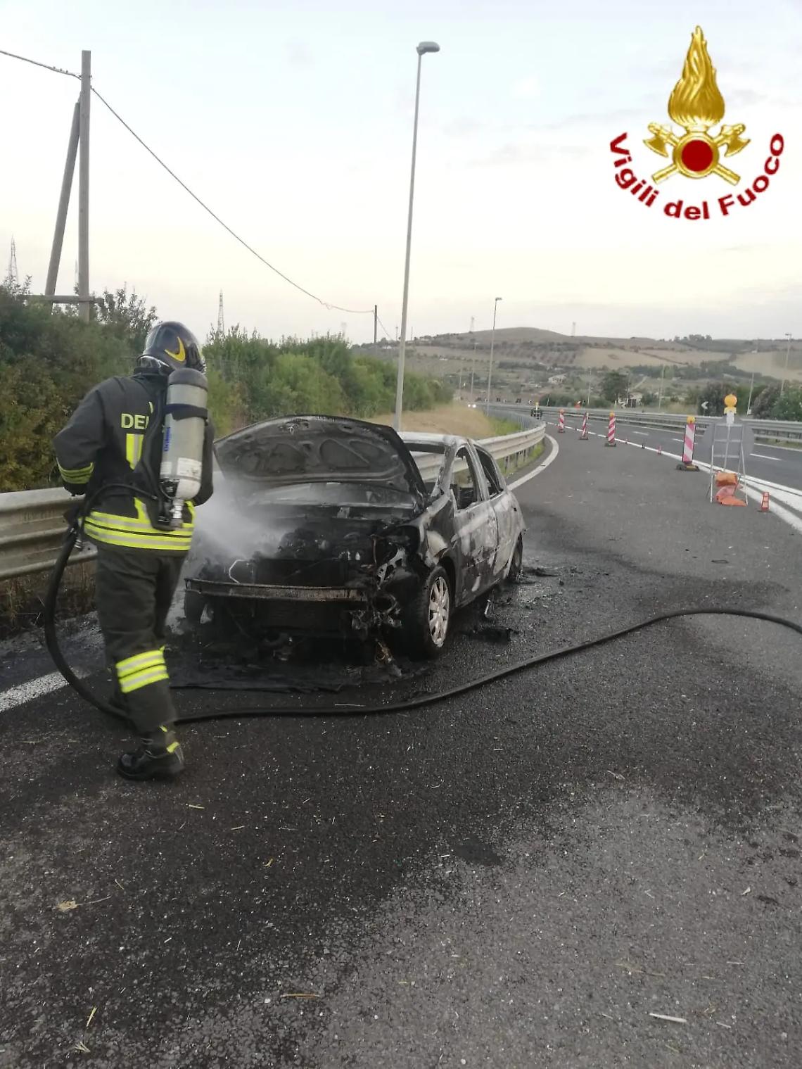 Auto in fiamme, paura sull&rsquo;autostrada