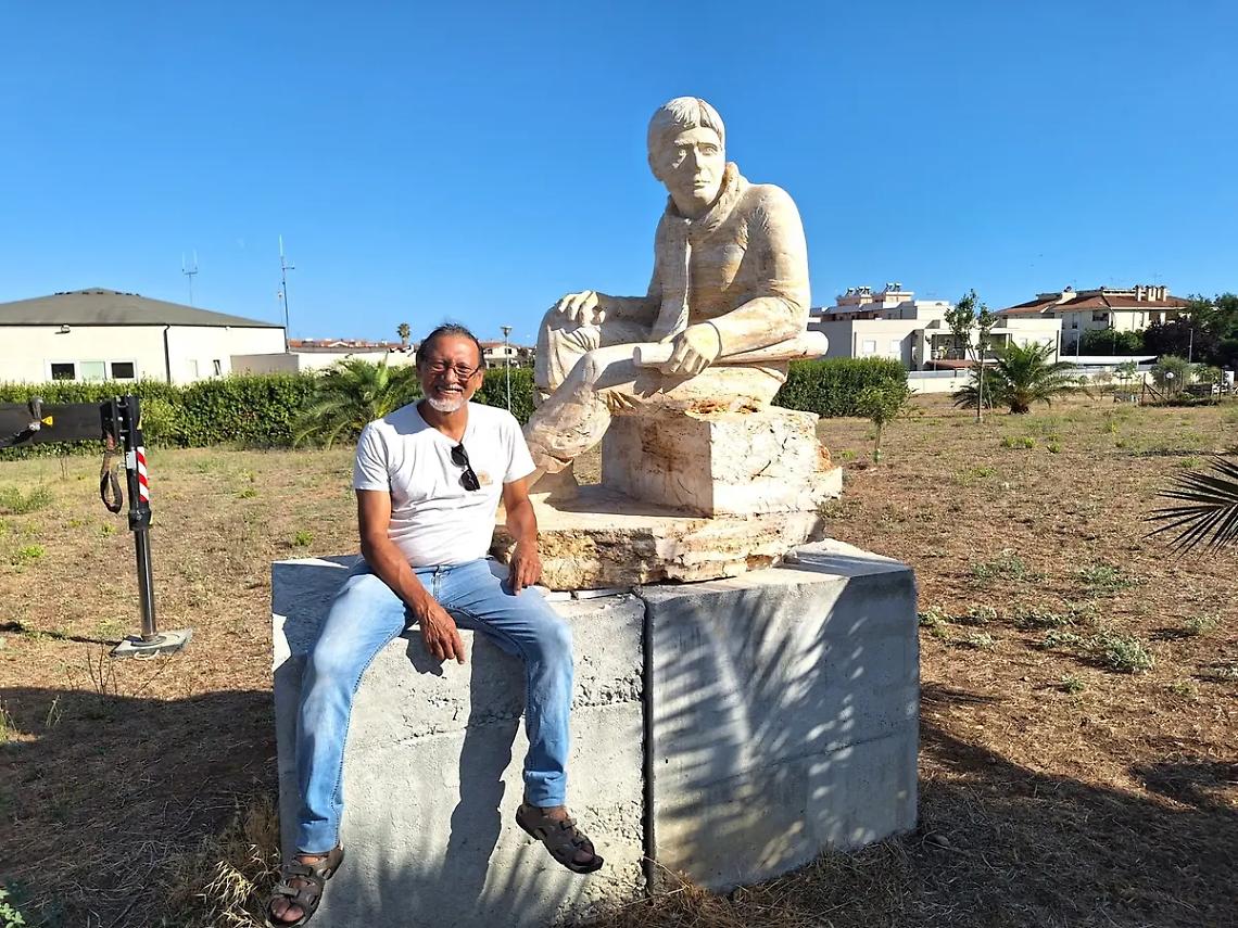 Una scultura in marmo travertino per Angelo Vassallo &ndash; L&rsquo;INTERVENTO