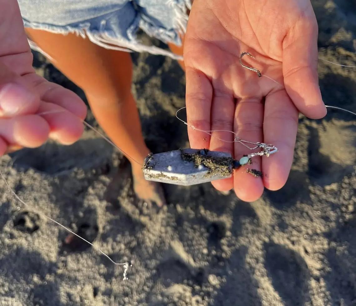 Ami e lenze in spiaggia: protestano i bagnanti