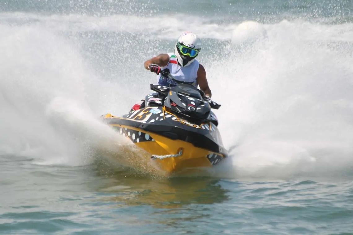 Moto d&rsquo;acqua: spettacolo tra le onde