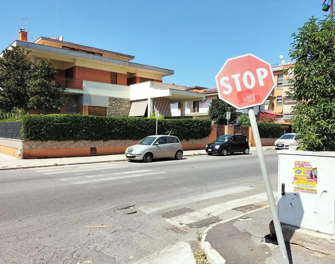 Marciapiedi e strade nel degrado: i dem presentano l&rsquo;esposto