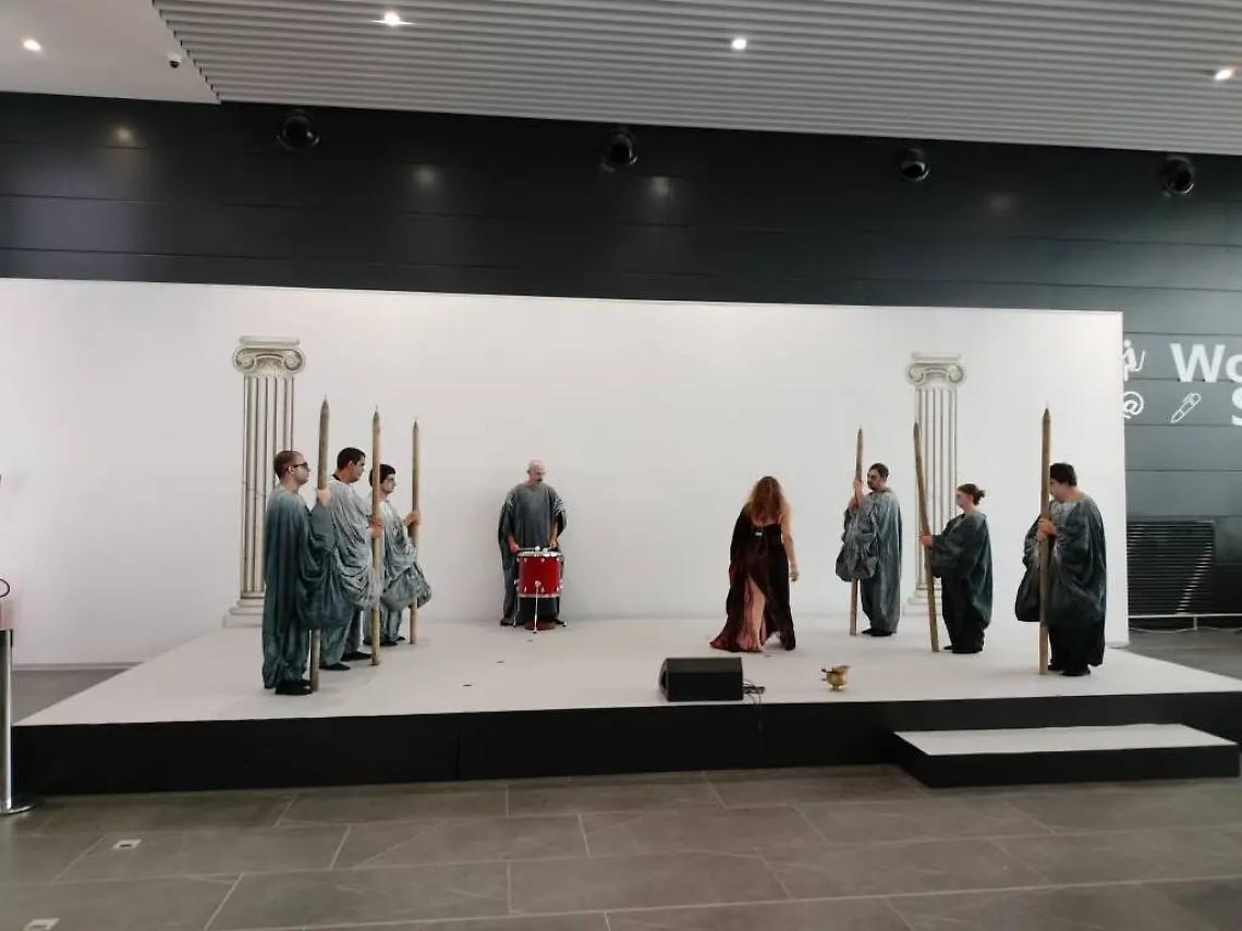 &ldquo;Medea&rdquo; incanta l&rsquo;aeroporto