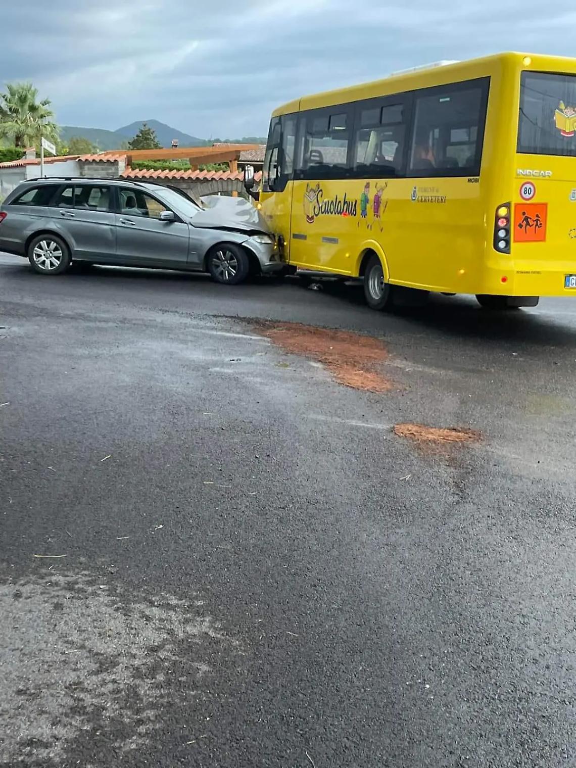 Auto contro scuolabus: paura in via del Sasso