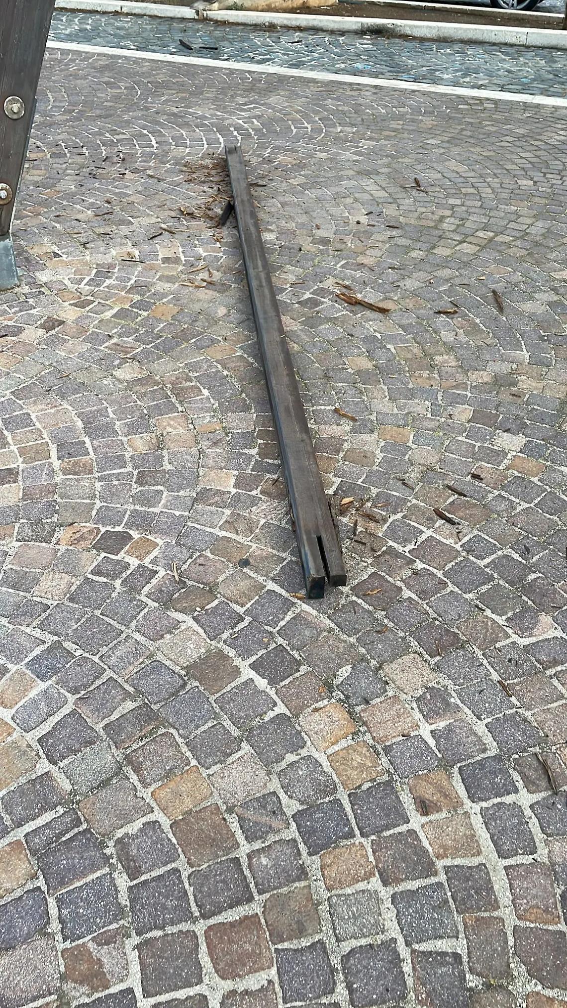 Cade una trave, paura in piazza dei Caduti