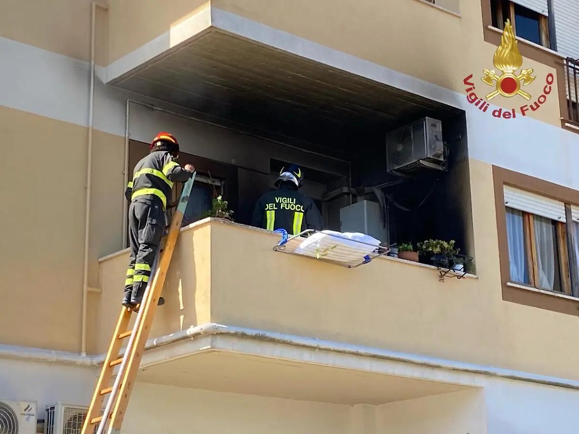 Fiamme sul balcone, intervento dei Vigili del fuoco