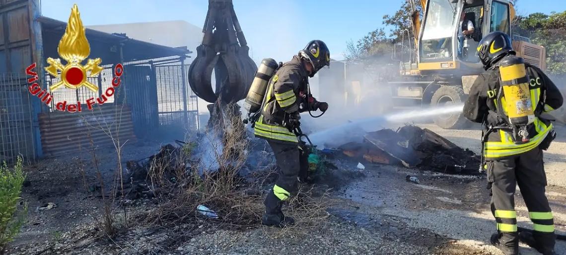 Vasto incendio in zona industriale a Civitavecchia