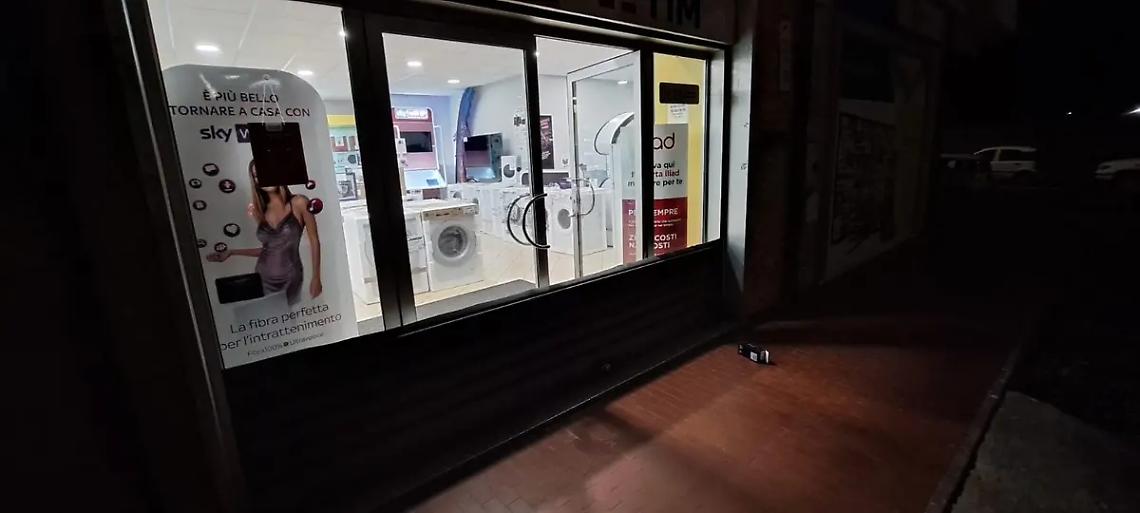 Viterbo: furto nella notte in un negozio di telefonia