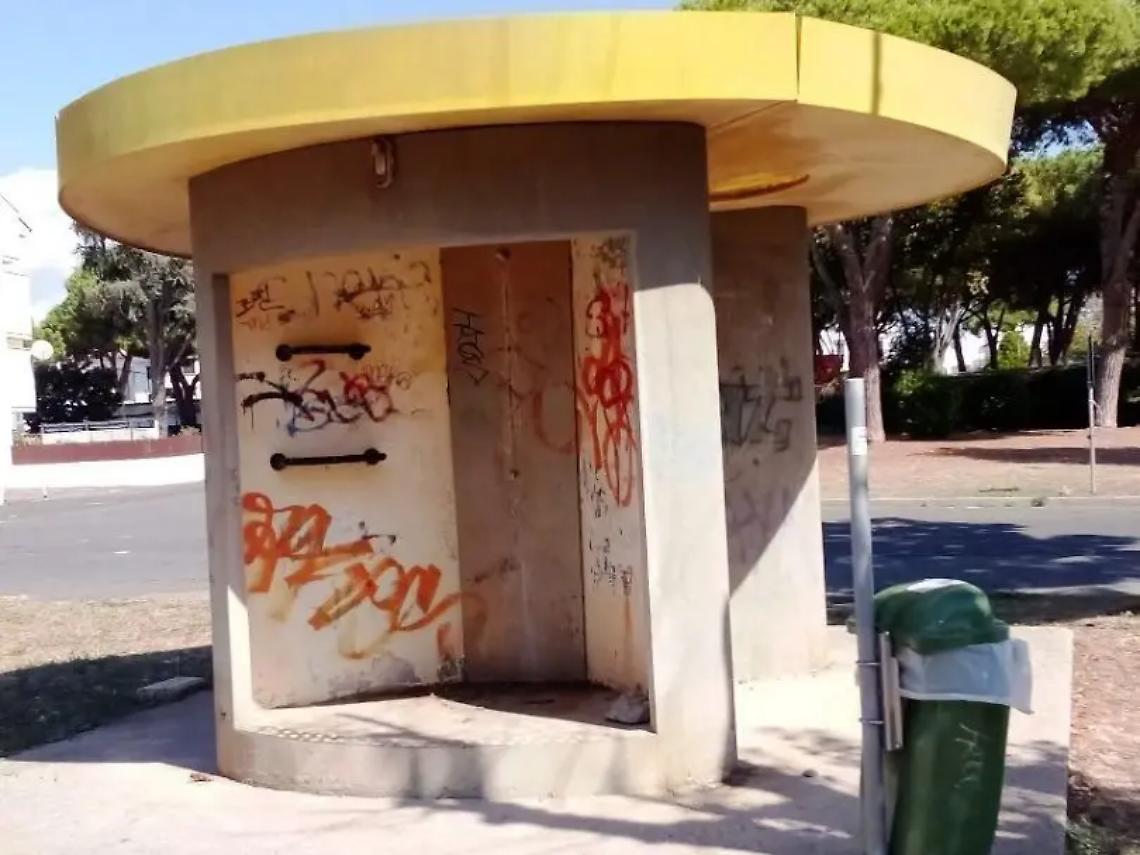 Gli ex bagni pubblici diventano un ricovero di tossicodipendenti