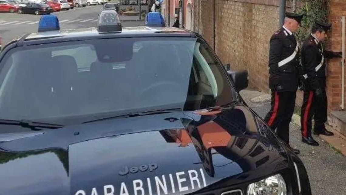 Accoltella la moglie: arrestato