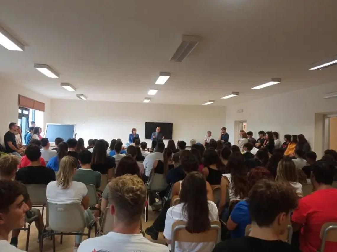 Il sindaco Tidei in visita agli studenti e ai docenti del Liceo scientifico e linguistico