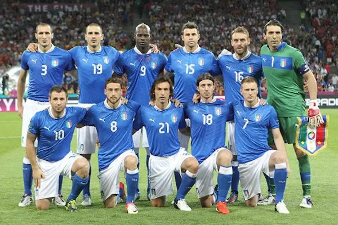 La maglia azzurra, azzurro Savoia
