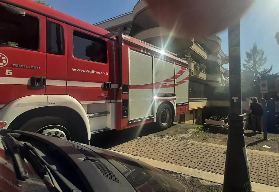 Rifiuti in fiamme in un garage: intervengono i vigili del fuoco
