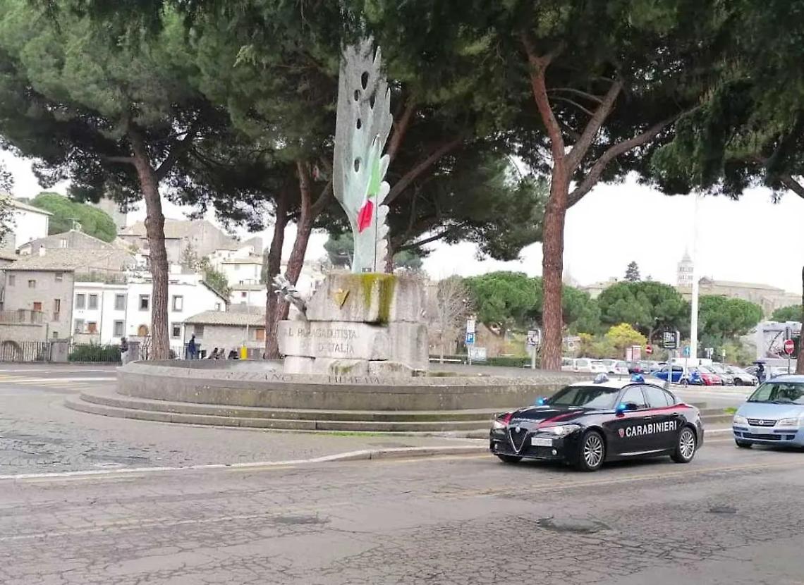 Viterbo: &egrave; talmente ubriaco da sembrare morto