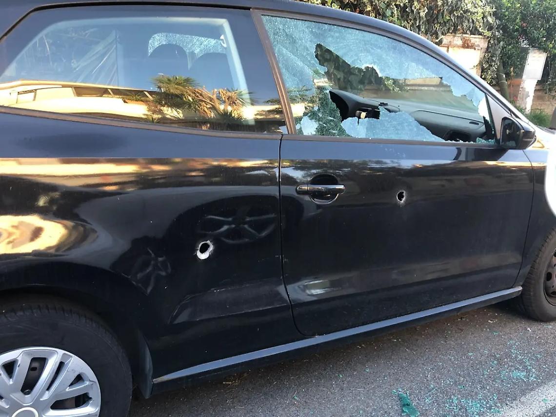 Auto crivellata da colpi di fucile