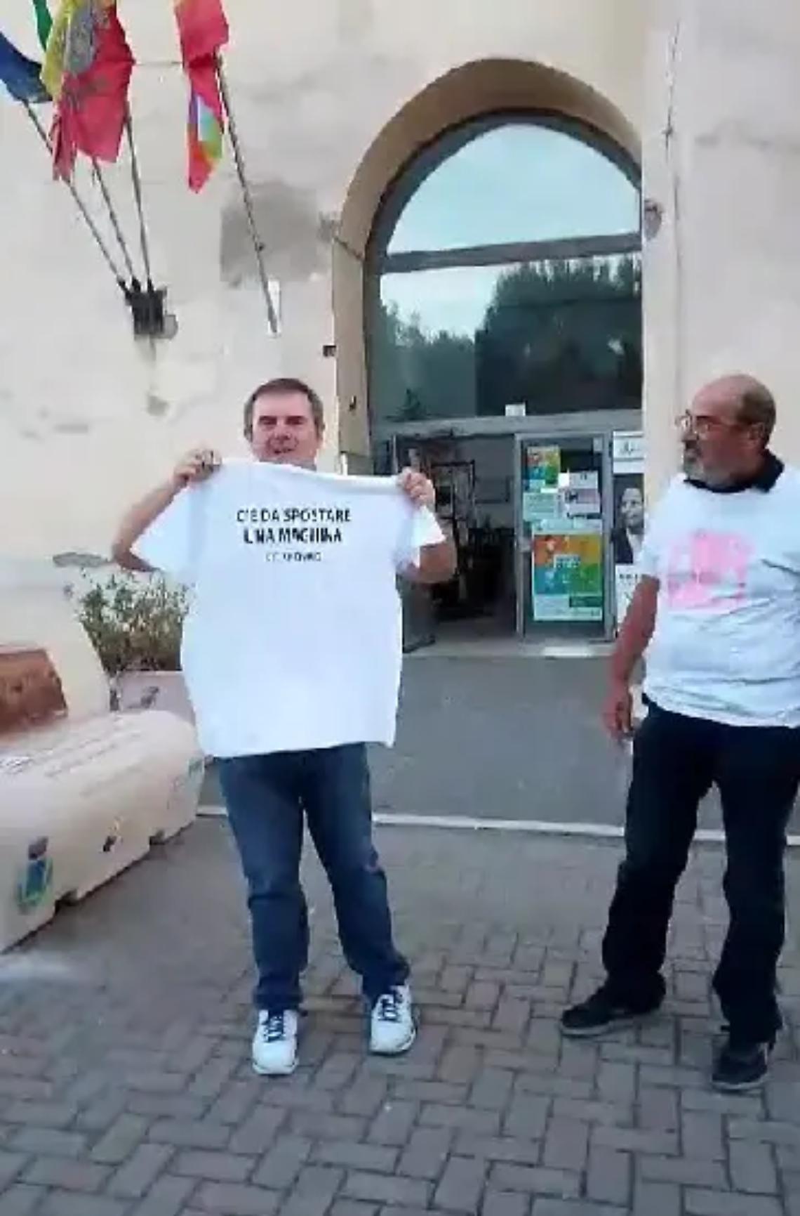 Parcheggi rosa, t-shirt ironiche alla maggioranza &ndash; IL VIDEO