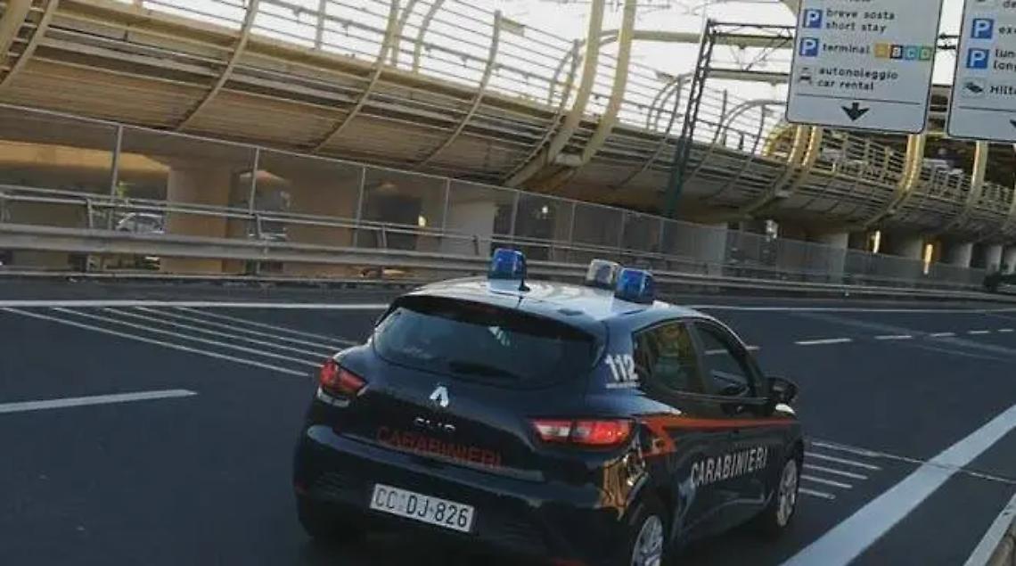 Tenta di rubare un&rsquo;auto nel parcheggio dell&rsquo;aeroporto: arrestato