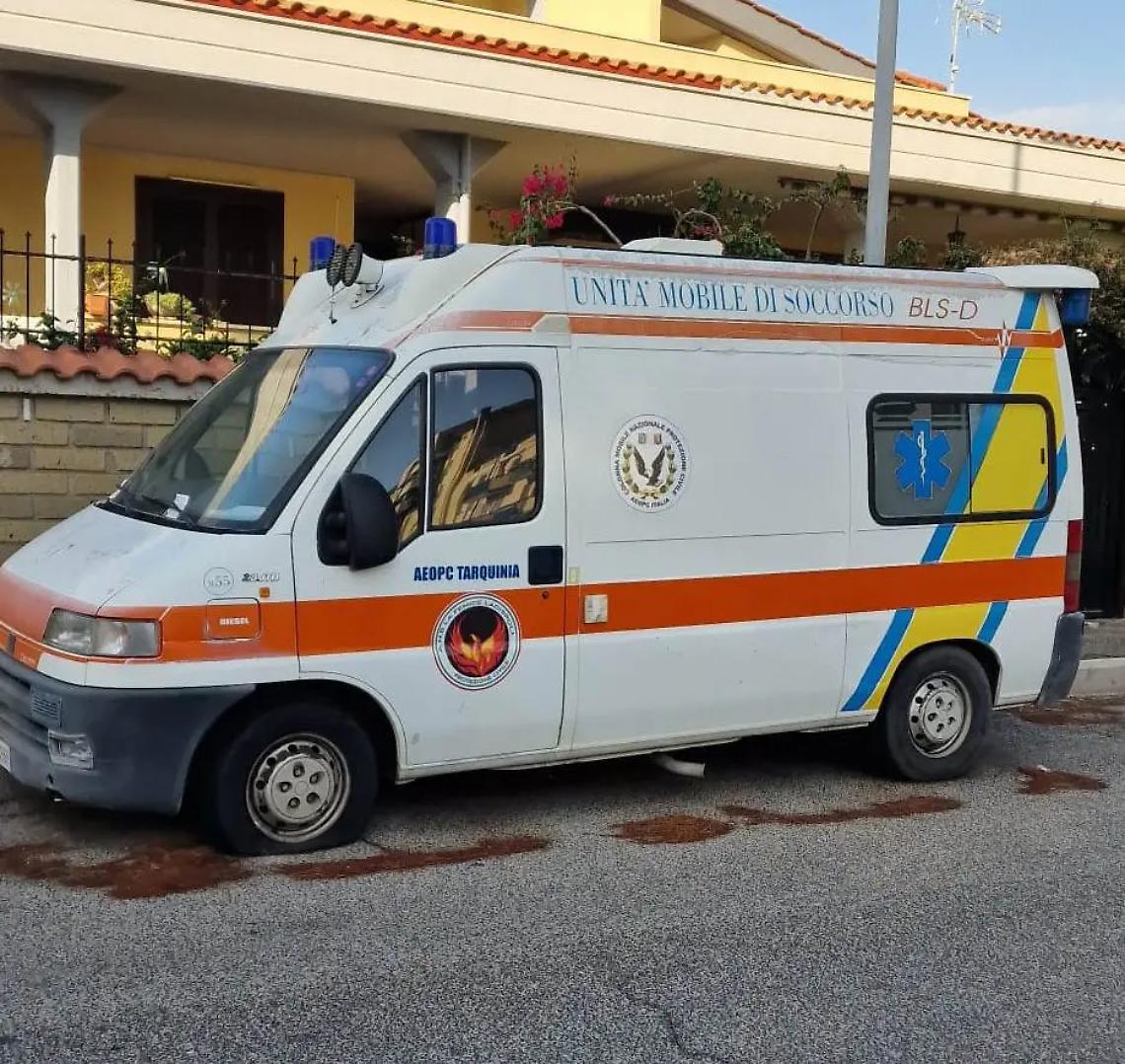 Un&rsquo;ambulanza abbandonata in strada da mesi