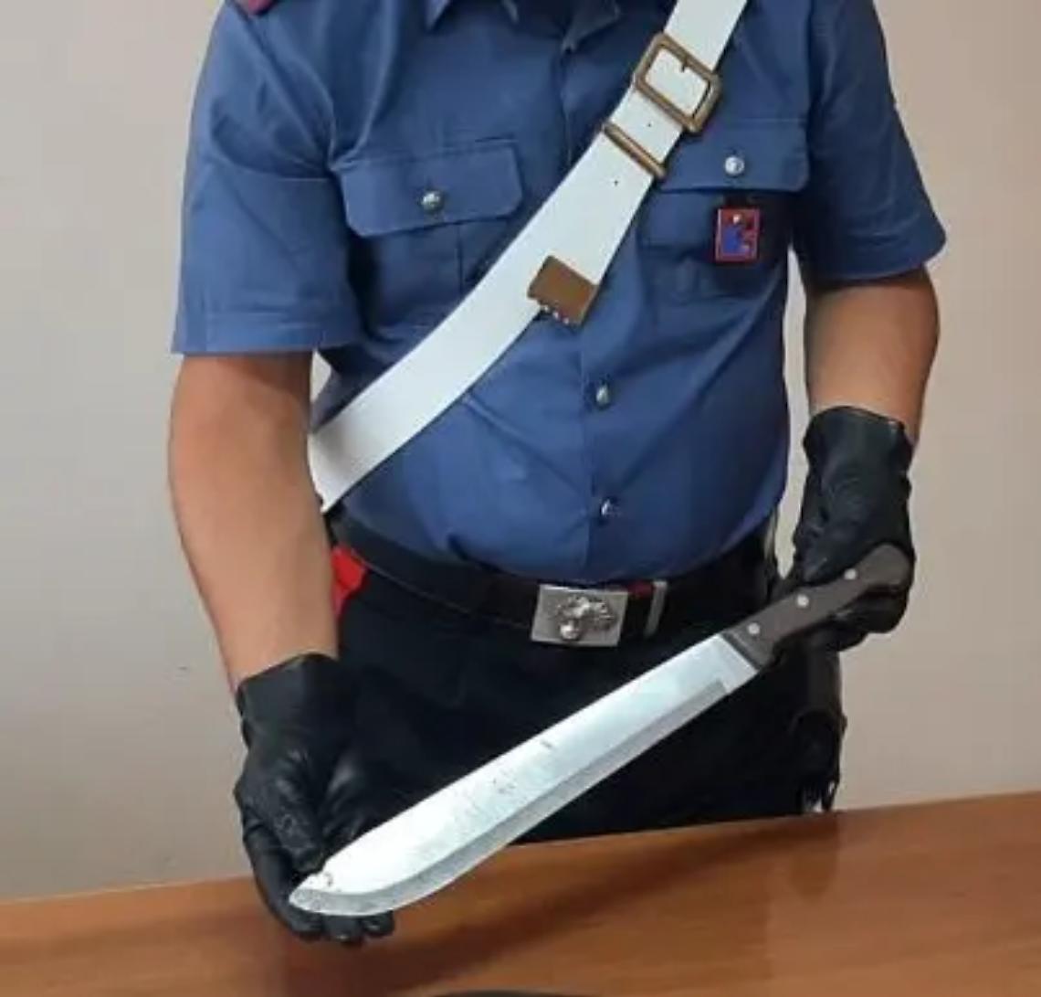 Insegue la ex in strada con un machete