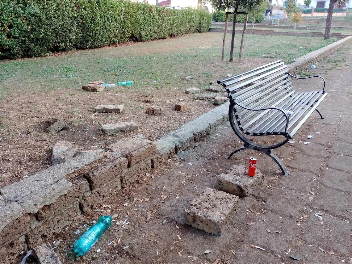 Vandali al parco, pietre contro le finestre