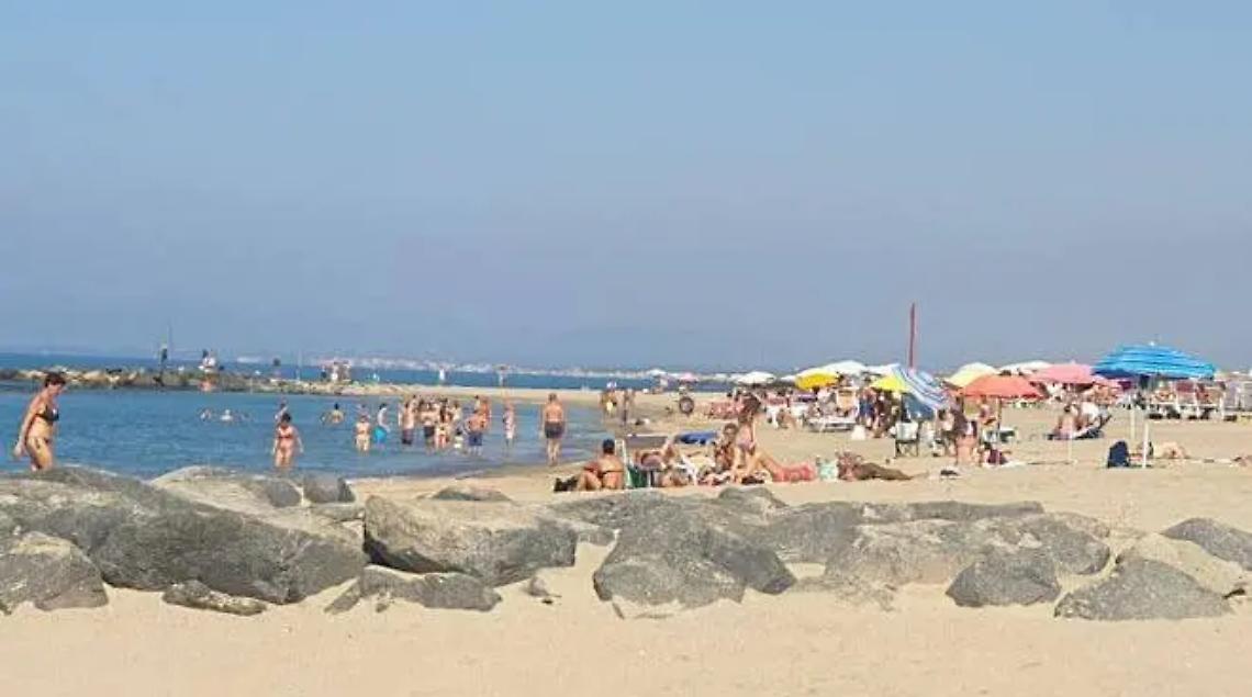 L&rsquo;estate non molla: a Focene le spiagge sono ancora affollate