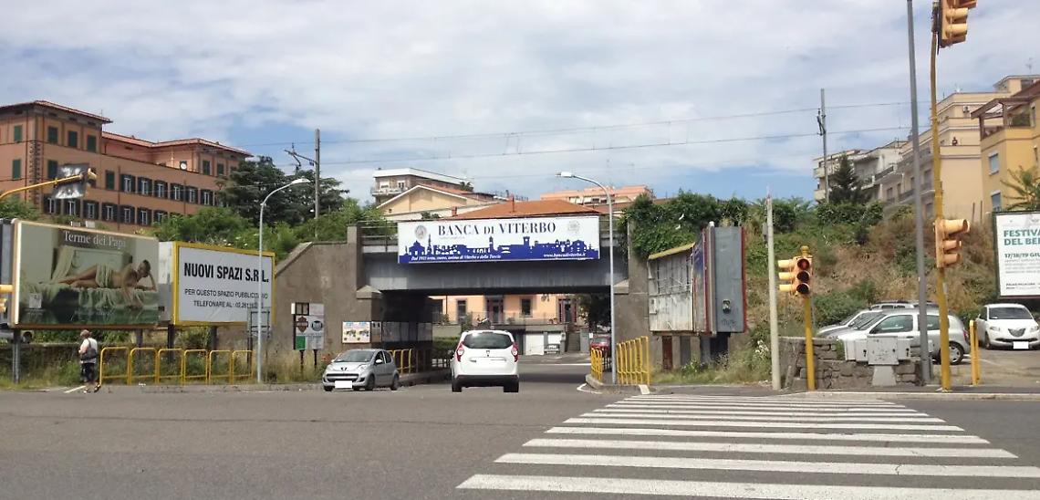 Viterbo: Sfalcio dell&rsquo;erba infestante lungo la ferrovia
